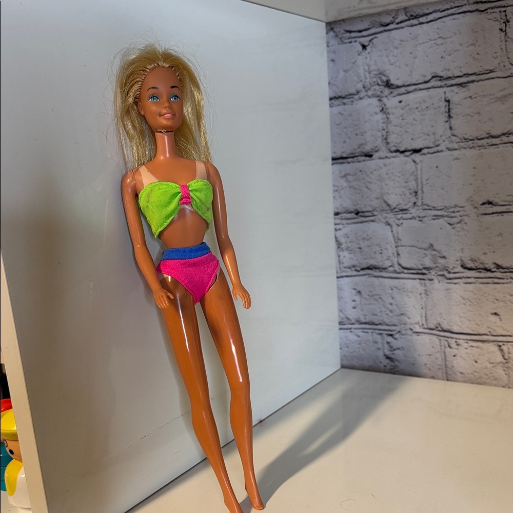 1966 Sun lovin’ Malibu Barbie vintage with peek-a-boo tan